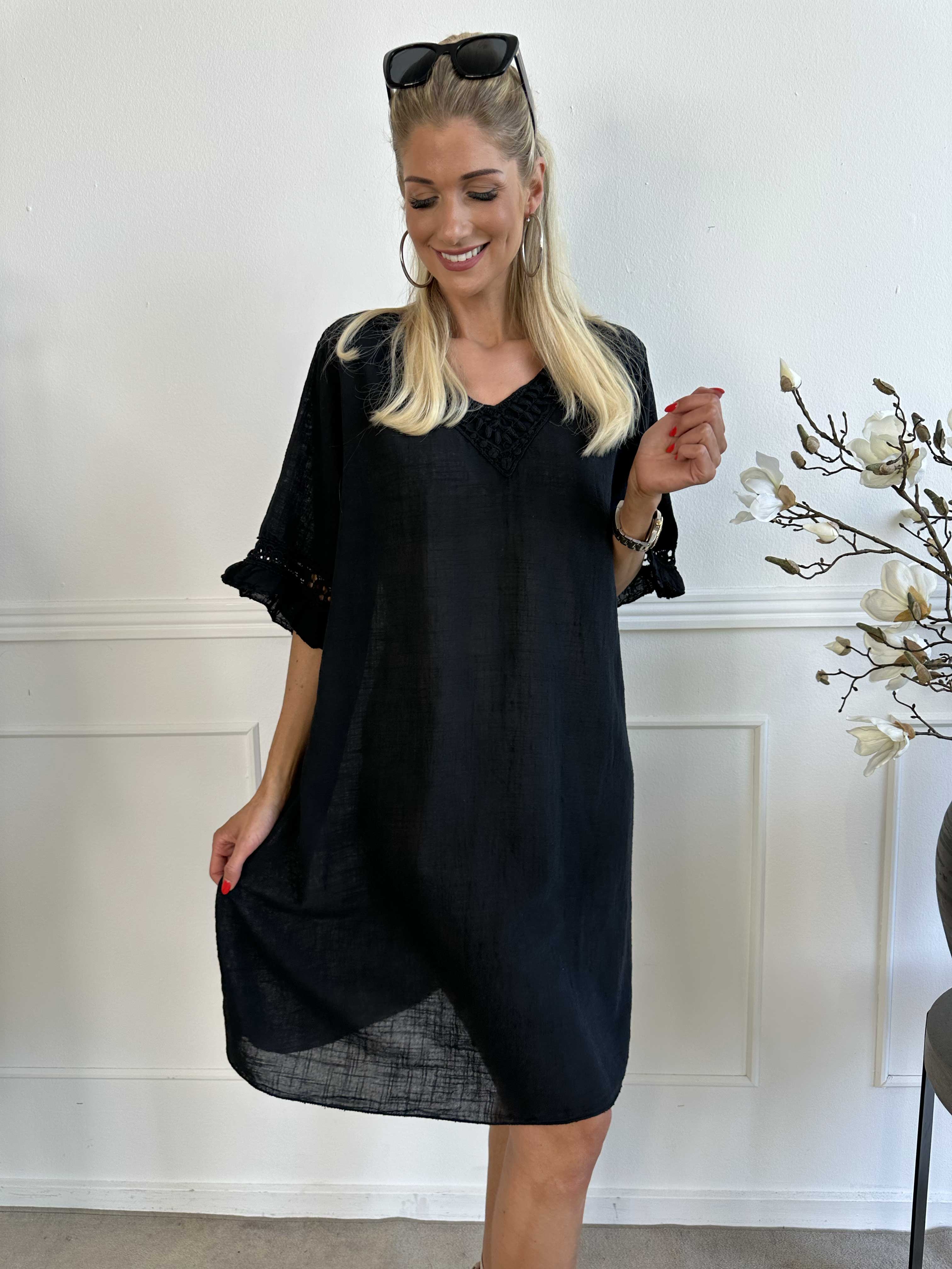 Siri - Bomuldskjole i hørlignende stof med broderinger